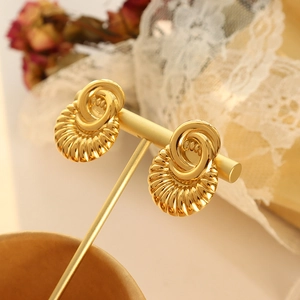 Goldfarbene Relief-Spiralohrringe im Vintage-Stil auf einem T-Display präsentiert
