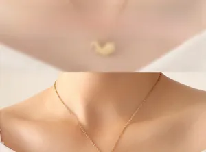 Gros plan du pendentif grue en origami doré sur une chaîne O plaquée or 18 carats