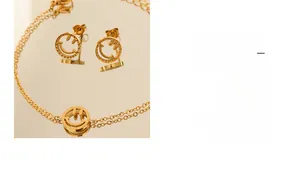 Details von 18K vergoldetem Smiley-Schmuckset mit Ohrringen und Halskette