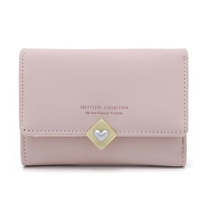 Détail du portefeuille en similicuir rose avec boucle en cœur et coutures précises