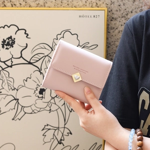 Petit portefeuille rose en cuir PU pour femme avec boucle en cœur et lettrage gravé