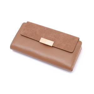 Détail du portefeuille long marron pour femme en similicuir mat avec boucle dorée