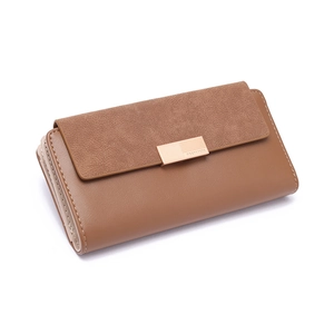 Détails du portefeuille long en cuir marron avec boucle dorée et soufflets multicouches
