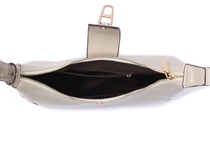 Vue de dessus du sac bandoulière en cuir PU beige montrant le compartiment intérieur