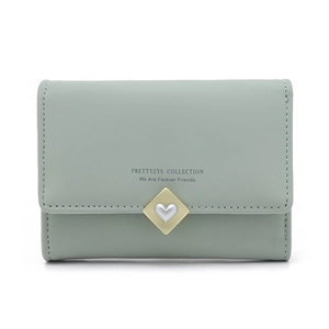 Détail du portefeuille vert menthe en cuir PU avec boucle coeur et surpiqûres blanches