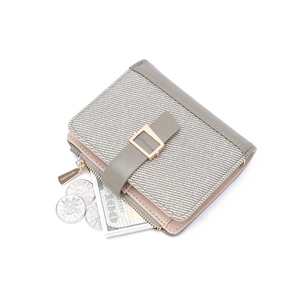 Kurze grau-grüne Kunstleder-Brieftasche mit Webstoff und goldener Metallschnalle