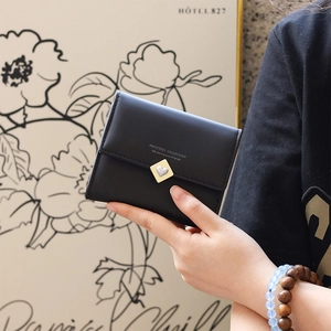Portefeuille Court pour Femmes en Cuir PU Pliable en Trois Boucle Coeur Petit Porte-monnaie Impression de Lettres Portefeuille