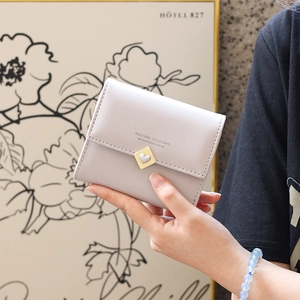 Détail du portefeuille lilas avec fermoir cœur doré et lettrage embossé élégant