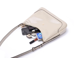 Vue de dessus du sac à bandoulière blanc crème montrant sa grande capacité intérieure