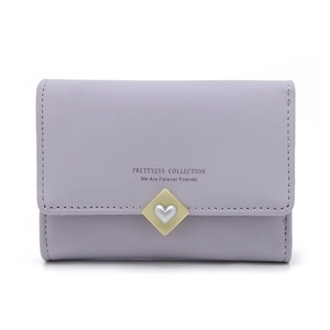Détail du portefeuille en cuir PU lavande avec plaque losange dorée et cœur argenté