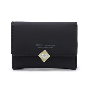 Détail du portefeuille en cuir PU noir avec boucle cœur et slogan sur la couture