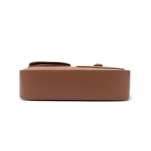 Dettaglio della base della borsa Oxford marrone con cuciture in pelle e texture pregiate