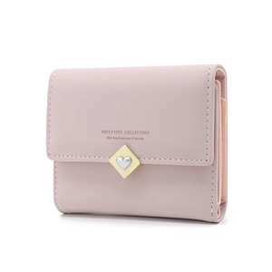 Détail du portefeuille rose à trois volets avec boucle en métal coeur et cuir fin