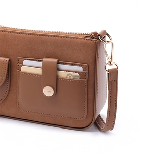 Dettaglio della borsa in pelle PU marrone con fessure per carte e finiture dorate