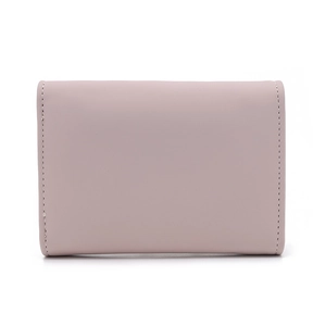 Détail du portefeuille minimaliste en similicuir rose pâle avec coutures soignées