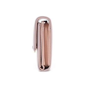 Détails du portefeuille rose montrant la poche zippée et la texture du cuir lisse