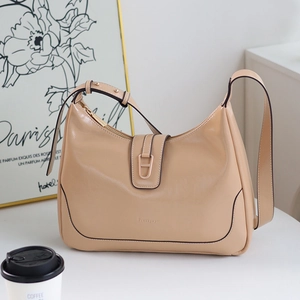 Vue détaillée du sac sous le bras beige en forme de croissant avec boucle dorée