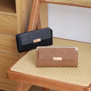 Détail de portefeuilles longs vintage en cuir PU noir et marron avec fermoirs métalliques