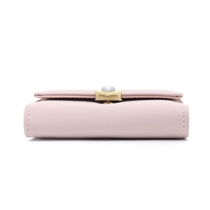 Détail du portefeuille en cuir PU rose avec surpiqûres blanches et fermoir cœur doré