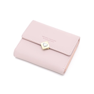 Détail du portefeuille rose clair pour femmes avec boucle décorative en forme de cœur