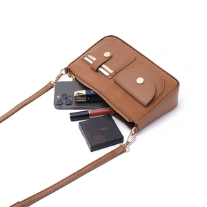 Borsa a spalla marrone in oxford con tasche multiple che mostra spazio per cellulare e trucco
