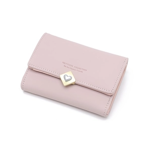 Détail du porte-monnaie rose en cuir PU avec boucle dorée et petit accent de cœur