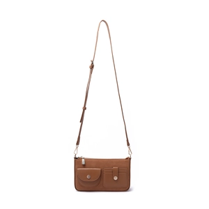 Dettaglio della borsa a spalla marrone in ecopelle con tasche decorative e zip argentate