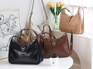 Sacs hobo en similicuir brillant avec boucles métalliques dans un décor élégant