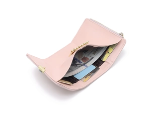 Détail du portefeuille en similicuir rose avec fentes pour cartes et zip métal