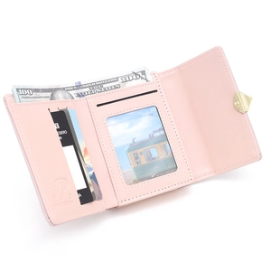 Détail du portefeuille rose en similicuir avec fentes pour cartes et fenêtre d'identité