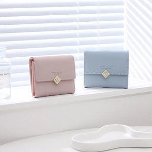 Détail de portefeuilles en cuir PU rose et bleu avec boucles métalliques en forme de cœur