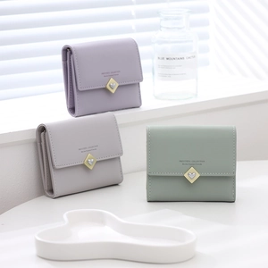 Trois portefeuilles courts minimalistes en violet, gris et vert menthe avec boucles cœur