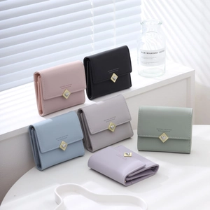 Portefeuilles trifold pour femme en simili cuir avec pendentif cœur et boucle élégante