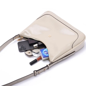 Sac sous le bras minimaliste en cuir PU beige avec intérieur spacieux pour essentiels