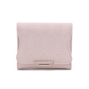 Détail du portefeuille en cuir PU rose clair avec texture hexagonale et boucle dorée