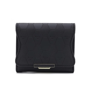 Détail du portefeuille noir en cuir PU à motif hexagone avec boucle métallique dorée