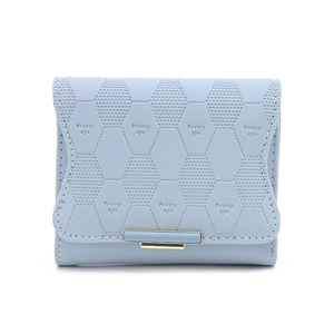Détail du portefeuille bleu clair à trois volets avec gaufrage hexagonal et fermoir doré