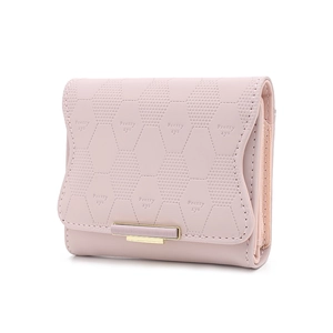 Détail du portefeuille rose en similicuir avec texture nid d'abeille et bord ondulé
