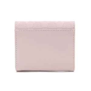 Gros plan du portefeuille en similicuir rose avec texture alvéolée et coutures blanches