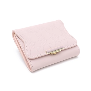 Détail de la texture cuir rose gaufré en nid d'abeille et boucle dorée sur petit portefeuille