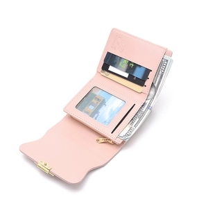 Détails de l'intérieur du portefeuille rose avec fentes pour cartes et poche zippée