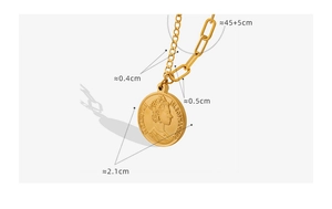 Détail du collier de pièces d'or avec portrait de reine montrant les dimensions de 45+5cm
