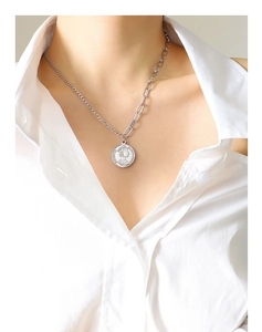 Collier argenté avec pendentif pièce de monnaie reine et chaîne hybride sur un modèle