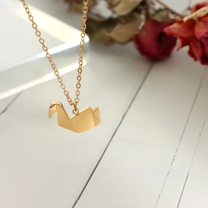 Collier avec pendentif grue en origami plaqué or 18K pour femme sur bois blanc