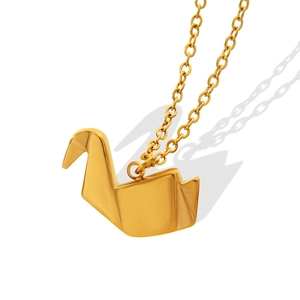 Minimalistische gouden origami kraanvogel hanger ketting met schakelketting op wit
