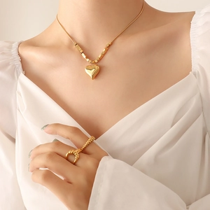 Elegante collana con ciondolo a cuore e anello a spirale intrecciata in oro da donna