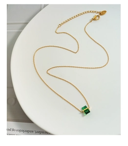 Détail du collier chaîne fine en or K18 avec pendentif zircon cubique vert émeraude