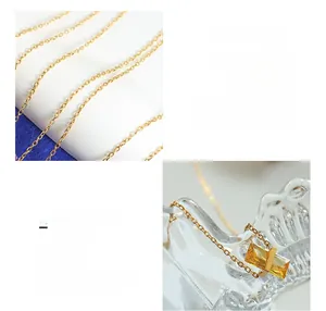 Détail du collier avec pendentif zircon jaune et chaîne en acier titane plaqué or 18K