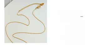Détail macro du fermoir de collier plaqué or 18 carats et de la gravure K18
