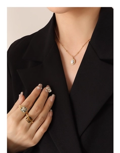 Détail d'un collier et de bagues bohèmes avec turquoise et opale sur un modèle